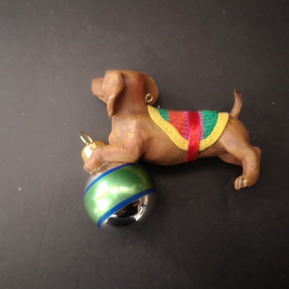 NIB Carlton Cards Happy Holiday Dachshund w/Christmas Ornament Dated 2003 - Picture 5 of 7
